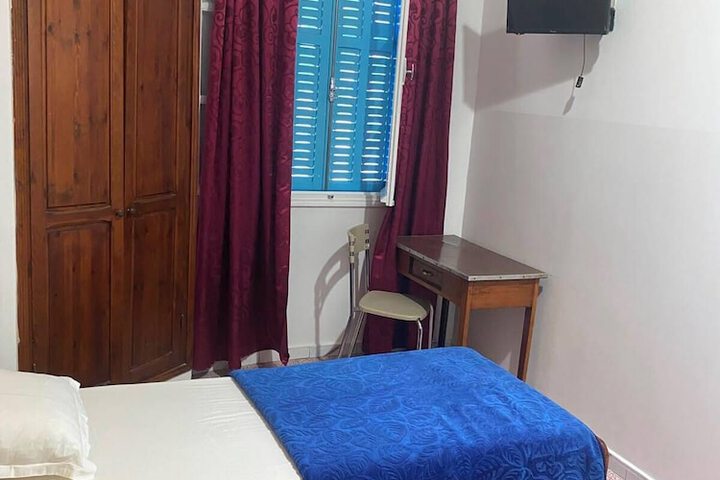 Room 9 of 42