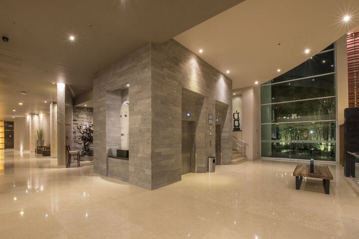 Entrance & Lobby