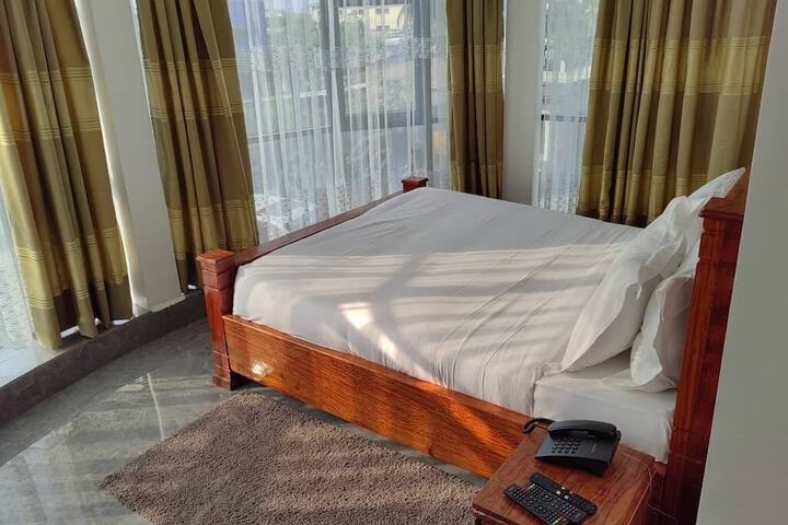 Room 6 of 25