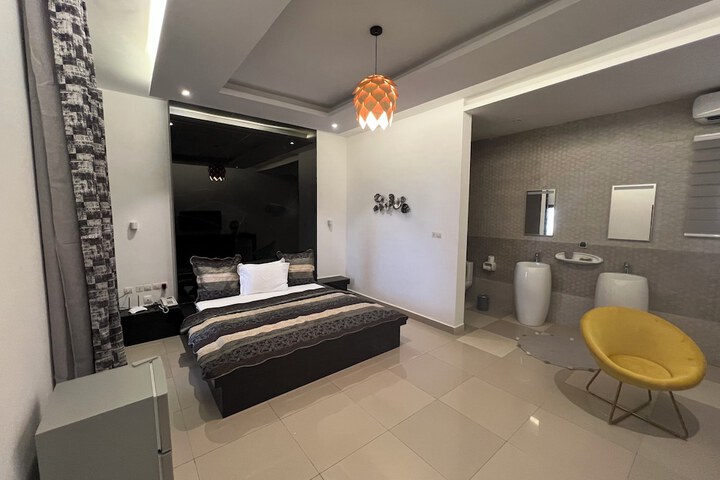 Room 6 of 16