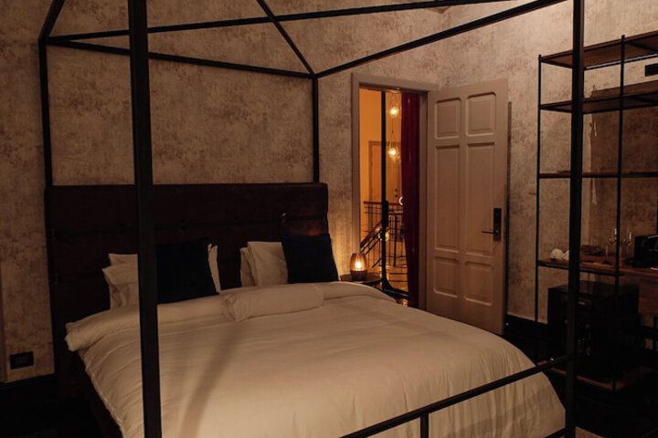Room 21 of 37