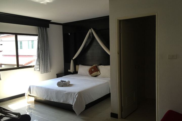 Room 9 of 12