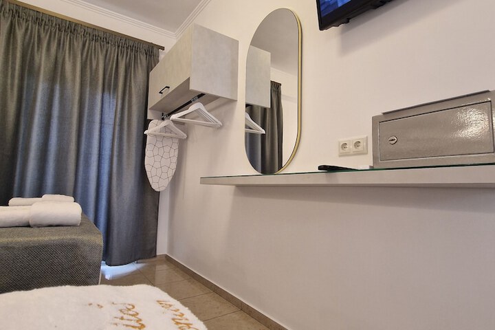 Room 7 of 25