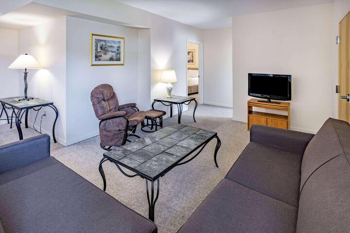 2 Queen Bed Mobility Hearing Accessible Room Roll in Shower (44 of 44)