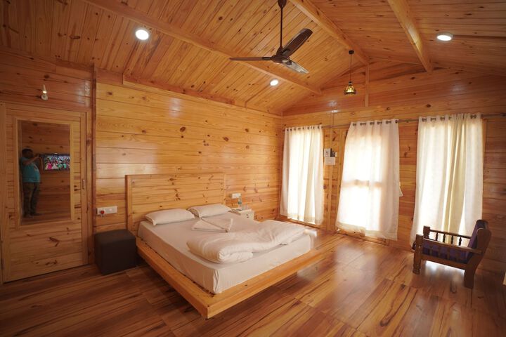 Room 4 of 10