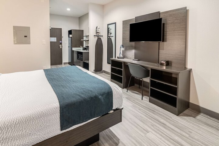 1 Queen Bed Kitchen (20 of 22)