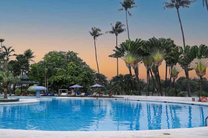 Hotel Pool