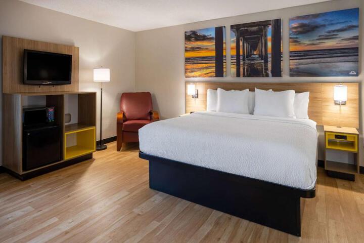 1 King Bed Deluxe Room (6 of 12)