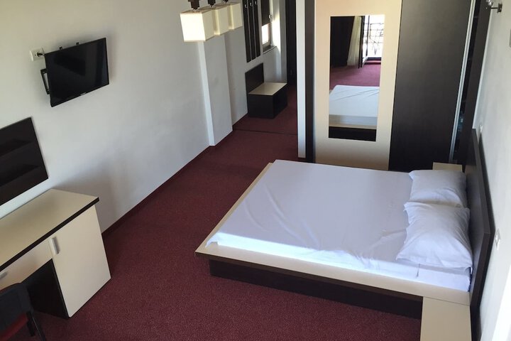 Room 13 of 35