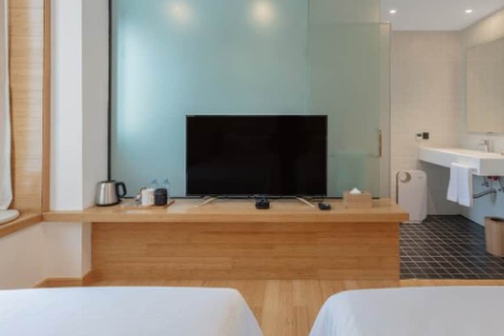 Room 10 of 20