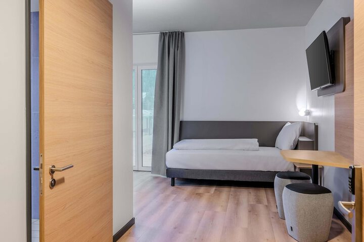 Room 13 of 27