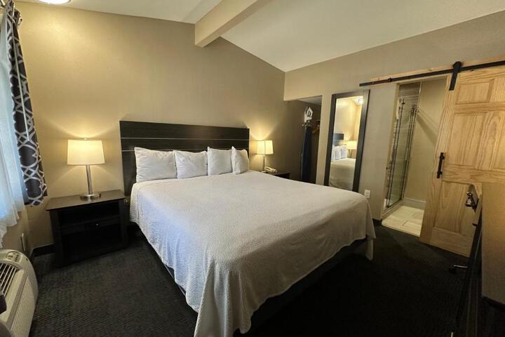 Premium King Bed (8 of 8)