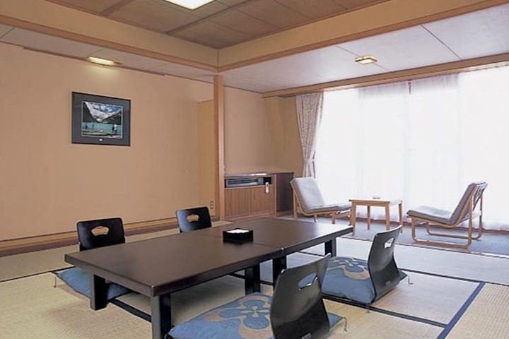 Room 8 of 33