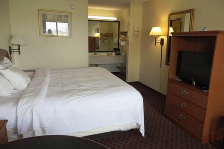 1 King Bed (12 of 17)