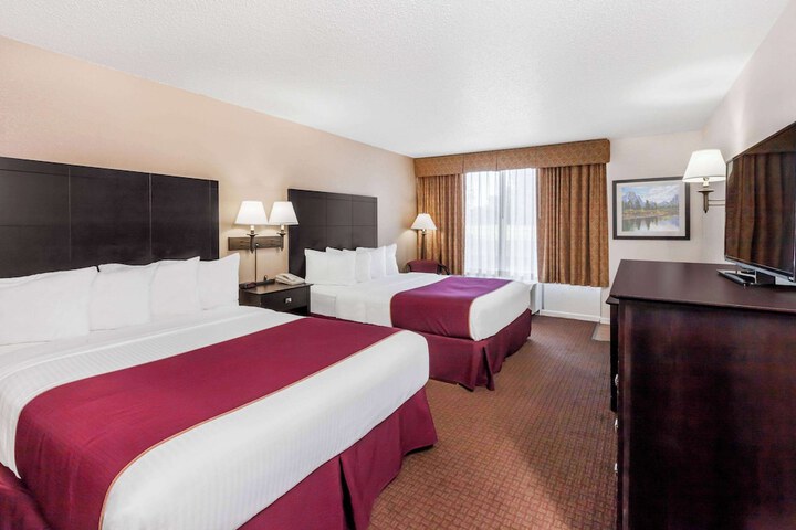 2 Queen Beds (2 of 11)
