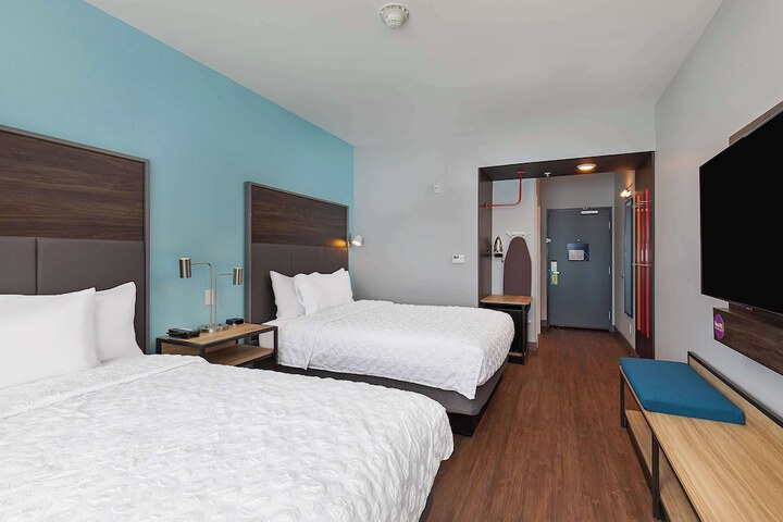 2 Queen Beds with Walk in Shower (8 of 14)