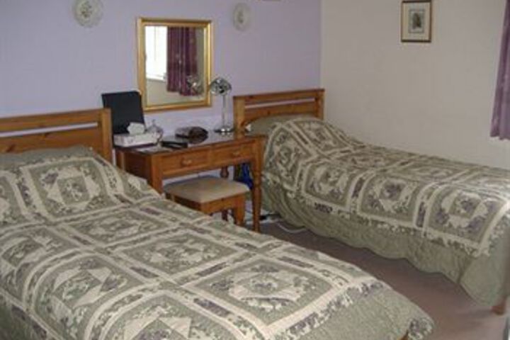 Room 4 of 8