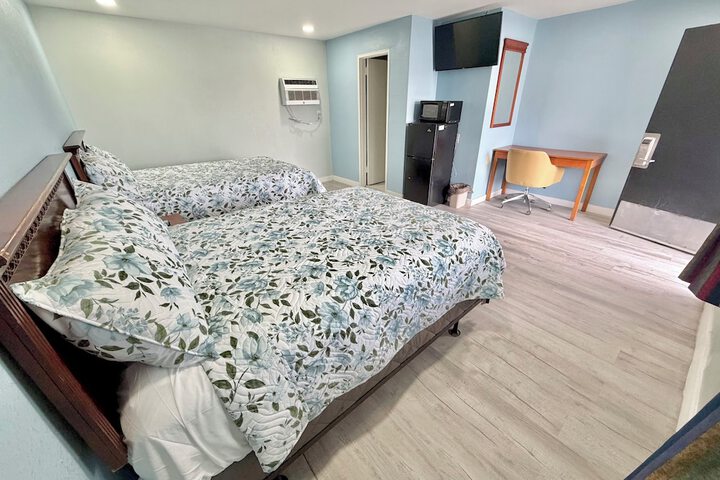 Room 4 of 16