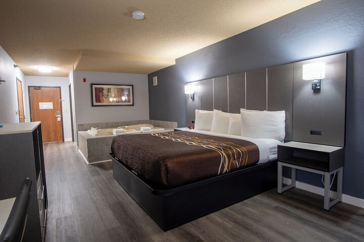 1 King Bed (6 of 15)