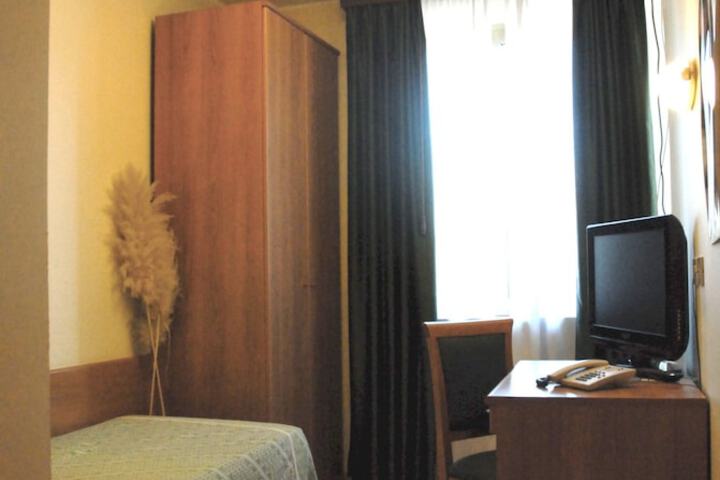 Room 10 of 42