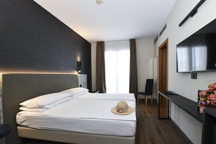 Room 10 of 102