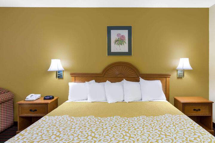 1 King Bed (3 of 13)