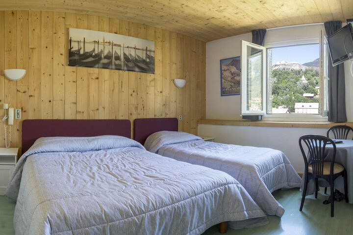 Room 14 of 28