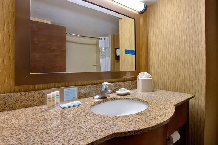 1 King Bed Microwave, Refrigerator (14 of 31)