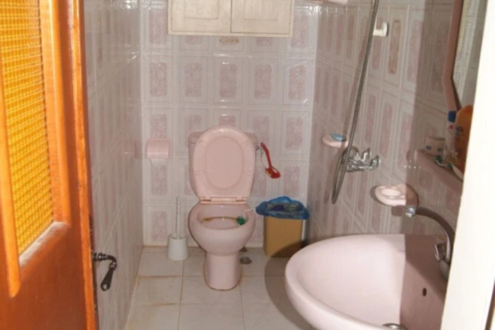 Room 9 of 32
