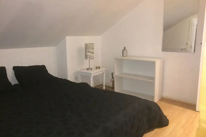 Room 2 of 10