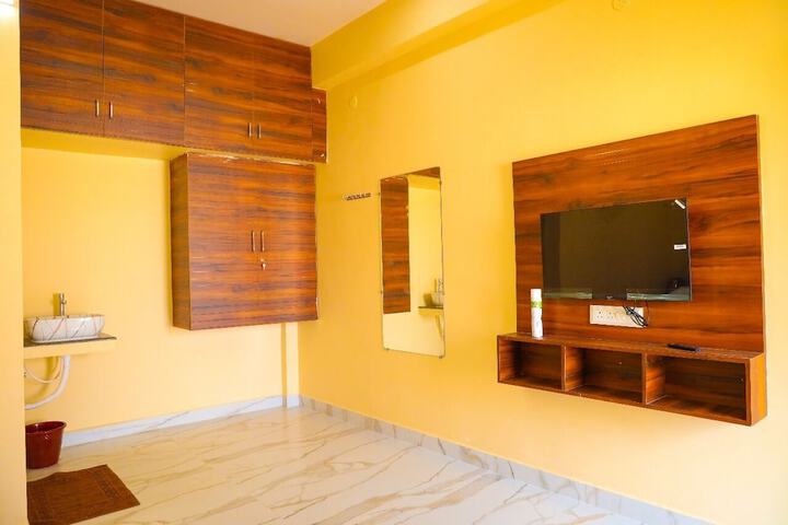 Room 9 of 33