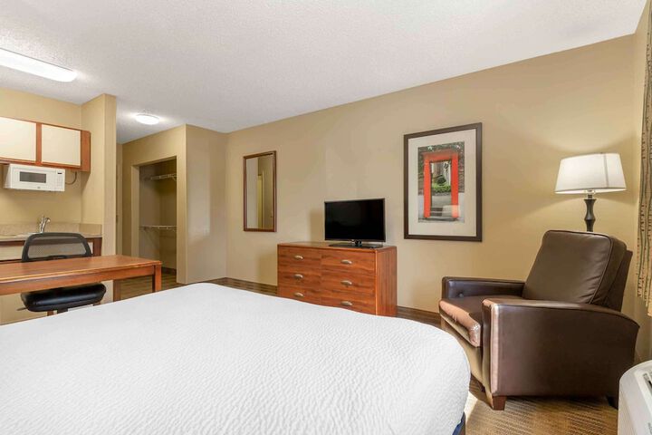 Studio Deluxe Queen Bed (2 of 14)