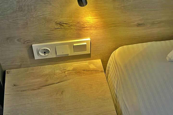 Room 5 of 12