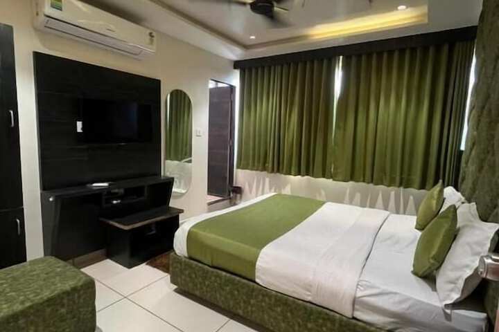 Room 3 of 7