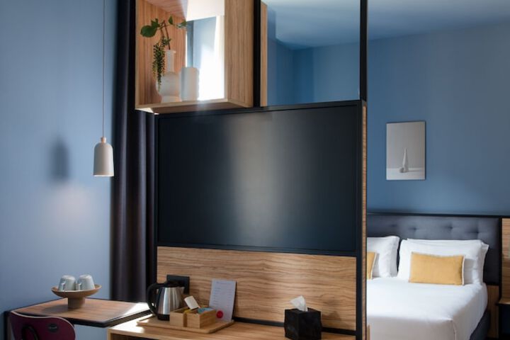 Room 17 of 38