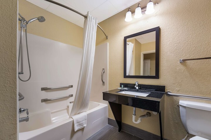 1 King Bed Fltscntv Reclnr Microwave, Refrigerator High Speed Coffee Maker Full Breakfast (17 of 18)