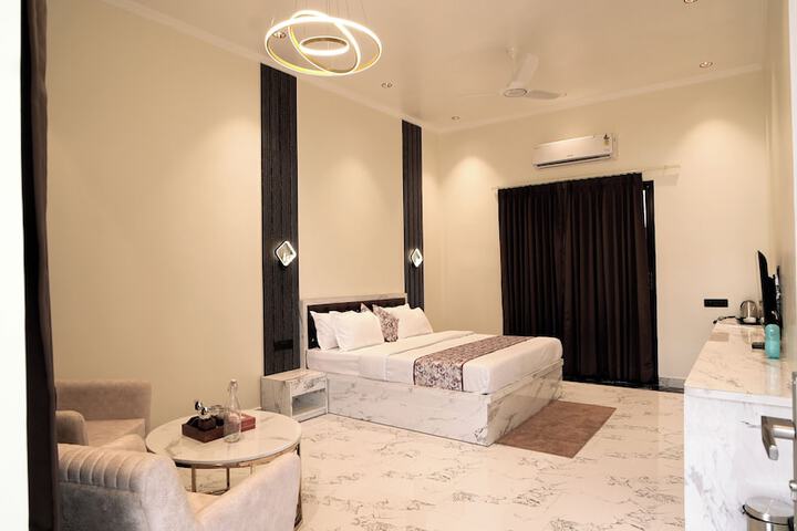 Room 6 of 42