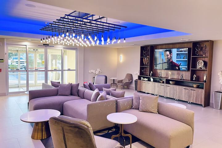 Lobby lounge
