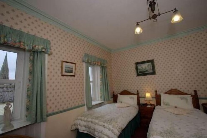Room 3 of 10
