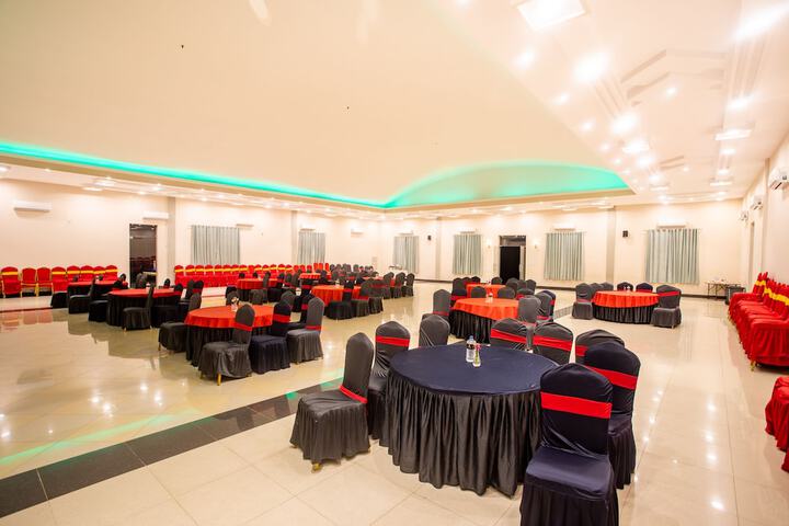 Ballroom/Hall 17 of 26