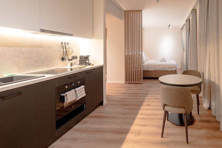 Room 6 of 28