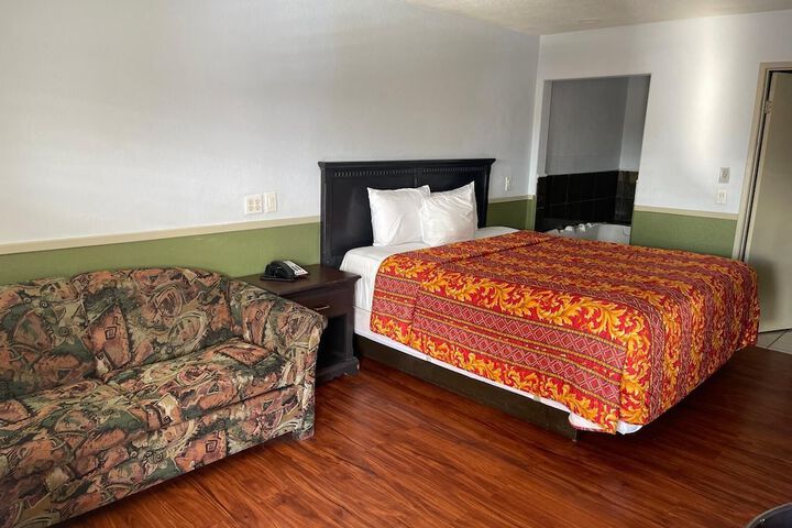1 King Bed (3 of 17)
