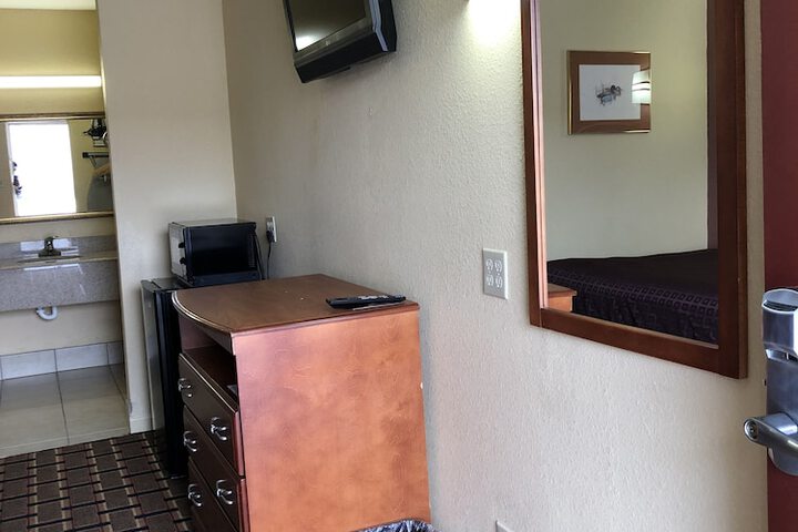 1 King Bed - Free WiFi, Microwave, Minifridge Coffeemaker, Hairdryer Cable TV HBO (4 of 11)