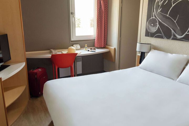Room 8 of 157