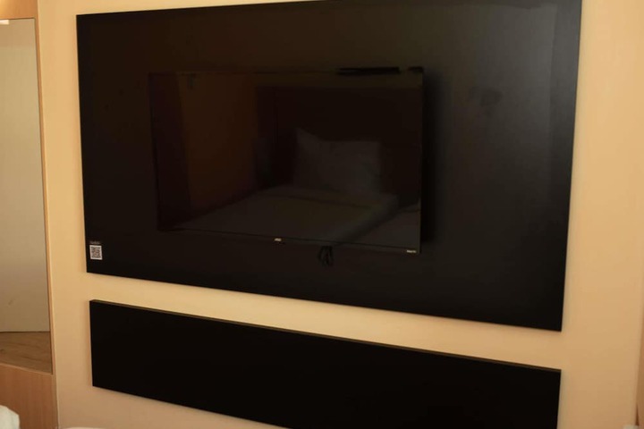 Room 9 of 32