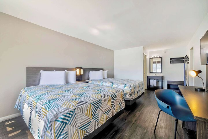 1 Queen Bed Kitchen (3 of 18)