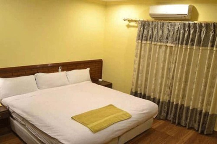 Room 4 of 14