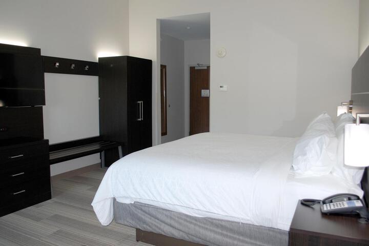 1 King Bed (6 of 11)