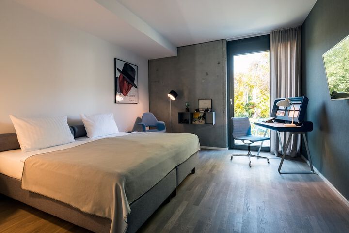 Room 10 of 76