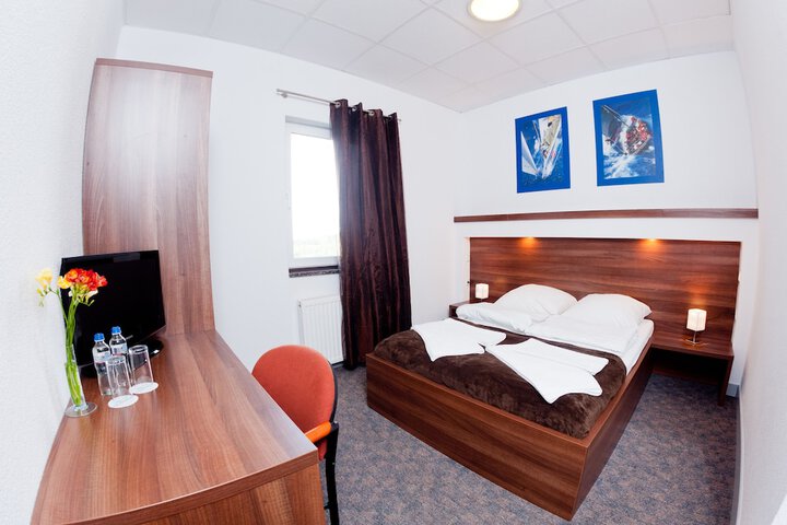 Room 10 of 38